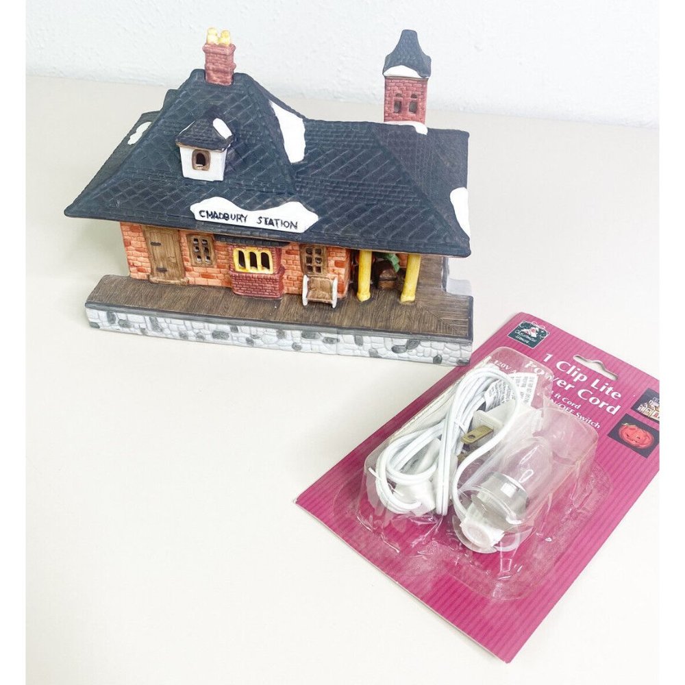 VTG Dept 56 Dickins Village Chadbury Station Ceramic Holiday House w/light EUC